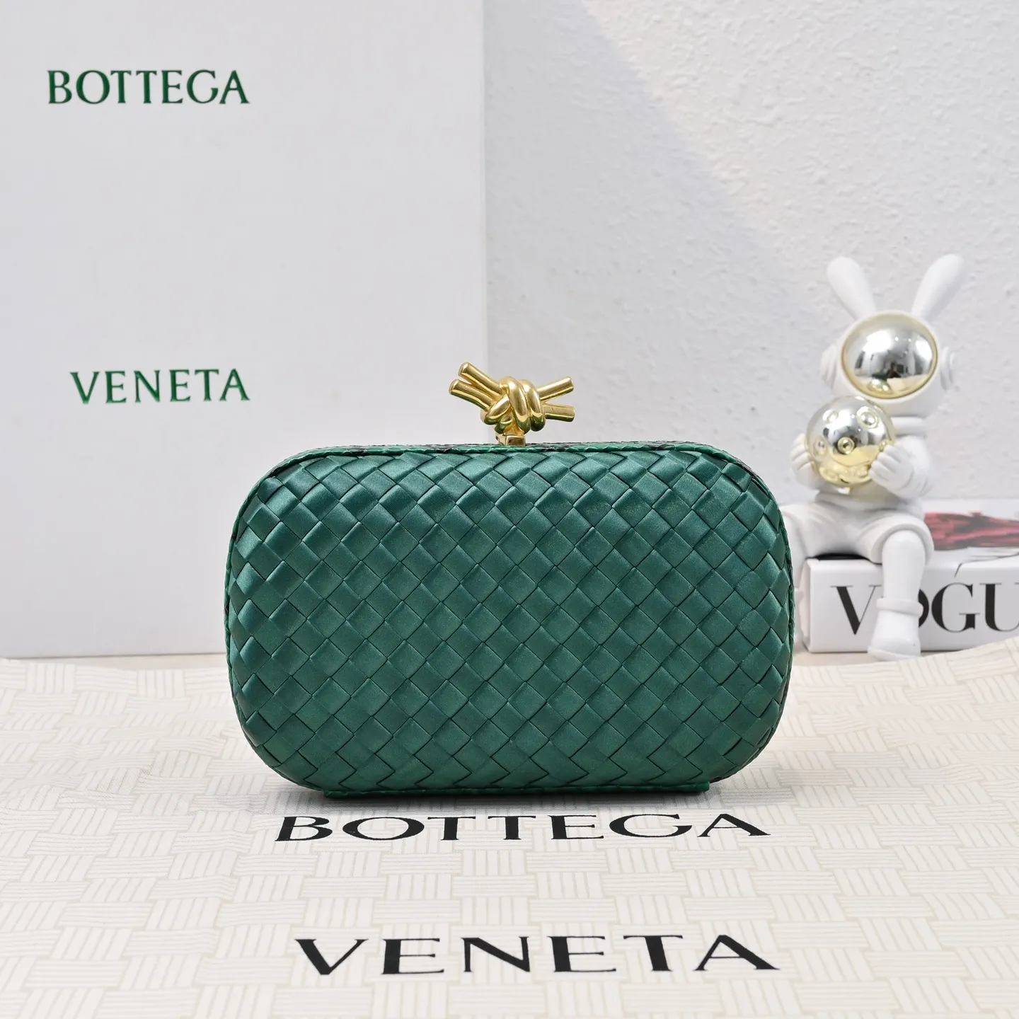 Batch 1460 #BV Knot woven evening bag series ~ Each bag reveals exquisite elegance💫Iconic classic silk weaving➕snake skin trimming with knot buckle, soft and delicate feel. The design is small and exquisite, low-key without logo, elegant and elegant. Paired with evening dress or cheongsam, it has the atmosphere of a famous and wealthy lady. Full of aura and invincible texture💃 Model: 7622 Dimensions: 20x12x5.5